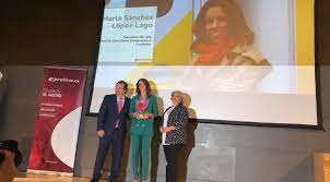 Marta Sánchez López-Lago, CEO de Logística Frigorífica NARVAL recibiendo el premio Mujer Emprendedora del año